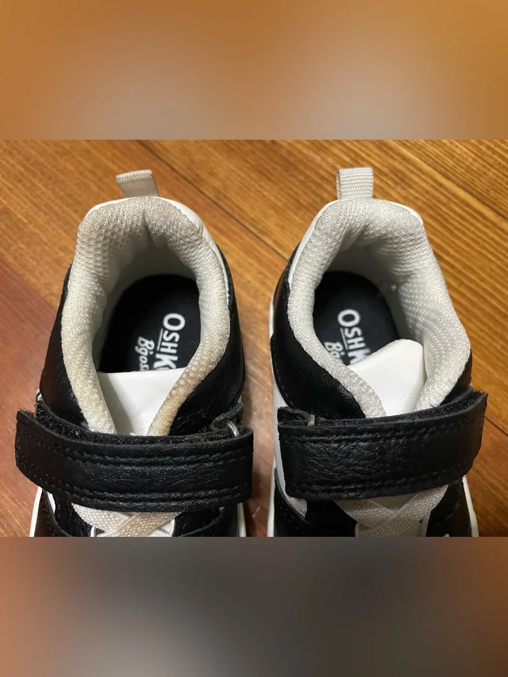 OshKosh B'gosh Black and White Kids Sneakers with Hook-and-Loop Strap Size 6